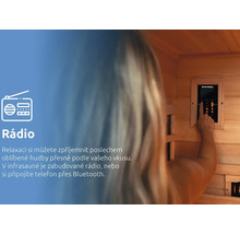 Žena ovláda ovládací panel infrasauny Marimex