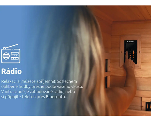 Žena ovláda ovládací panel infrasauny Marimex