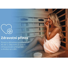 Žena je jablko v infračervenej saune pre relaxáciu