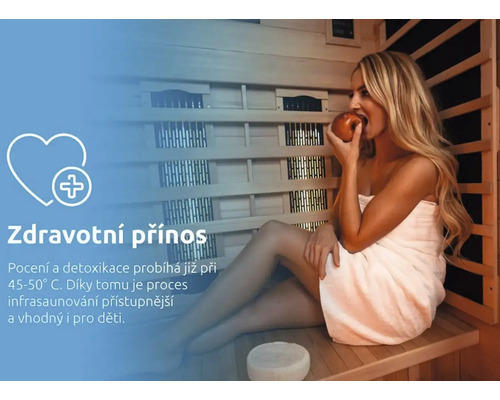 Žena je jablko v infračervenej saune pre relaxáciu