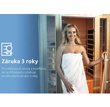 Žena pred infrasaunou s trojročnou zárukou.