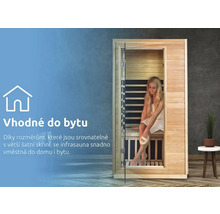 Drevená infrasauna so sklenenými dverami a ženou vnútri.