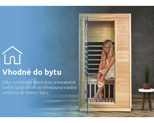 Drevená infrasauna so sklenenými dverami a ženou vnútri.