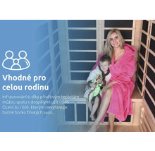 Žena a dieťa sedia v infrasaune.