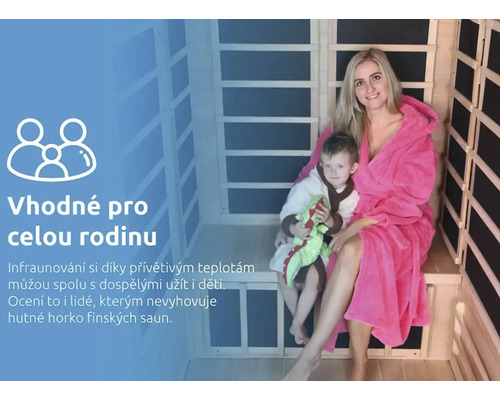 Žena a dieťa sedia v infrasaune.