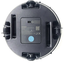 Spodná strana robotického vysávača s kolieskami a priestorom pre batériu