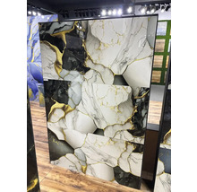 Obklady a dlažby so vzhľadom mramoru v čiernej, bielej a zlatej farbe