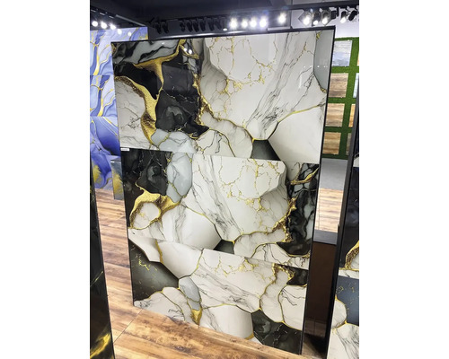 Obklady a dlažby so vzhľadom mramoru v čiernej, bielej a zlatej farbe