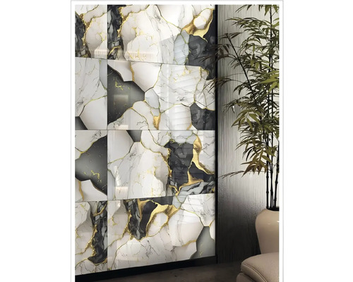 Nástenná dekorácia s obkladmi so vzhľadom mramoru a zlatými akcentmi