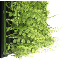 Stena z umelých rastlín s rôznymi zelenými rastlinami