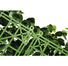 Detailný záber zelenej rastlinnej rohože s plastovou mriežkou