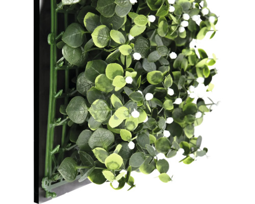 Umelá rastlinná stena s eukalyptom a bielymi kvetmi