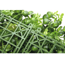 Panel z umelej trávy s listami a plastovou mriežkou