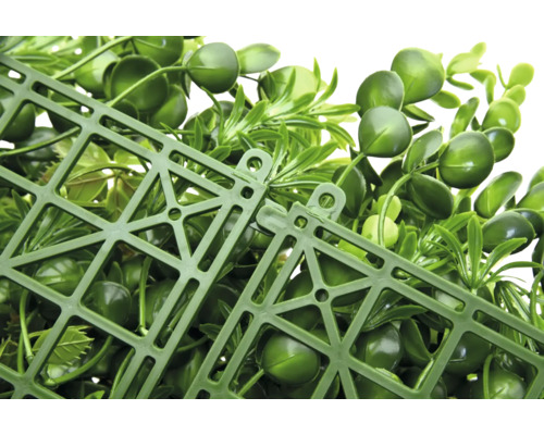 Panel z umelej trávy s listami a plastovou mriežkou