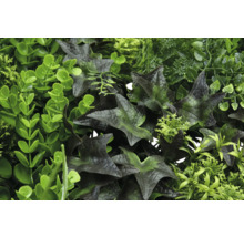 Umelá rastlinná stena s rôznymi odtieňmi zelenej a štruktúrami listov.