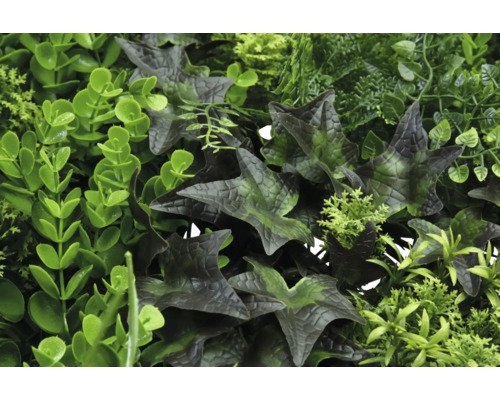 Umelá rastlinná stena s rôznymi odtieňmi zelenej a štruktúrami listov.