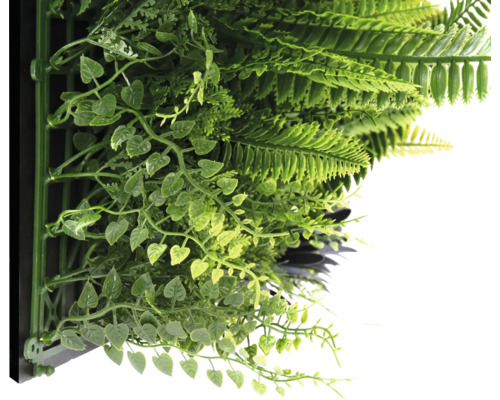 Stena z umelých rastlín s papradinami a malými lístkami