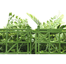 Rohož z umelých rastlín so zelenými listami a plastovou mriežkou