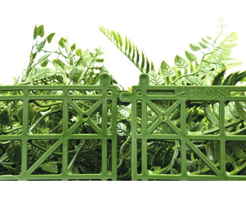 Rohož z umelých rastlín so zelenými listami a plastovou mriežkou