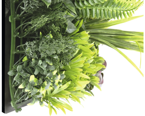 Umelá rastlinná stena s rôznymi druhmi zelených rastlín.