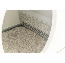 Vnútorný pohľad na mačaciu toaletu s podstielkou