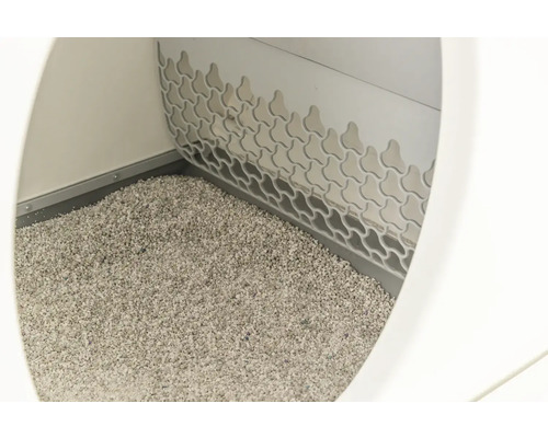 Vnútorný pohľad na mačaciu toaletu s podstielkou