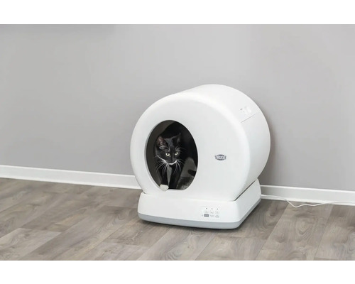 Mačka v automatickej toalete pre mačky značky Trixie