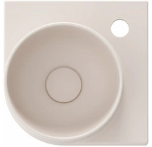 Pohľad zhora na keramické umývadlo na dosku s otvorom na batériu