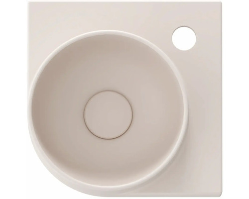 Pohľad zhora na keramické umývadlo na dosku s otvorom na batériu