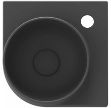 Pohľad zhora na čierne umývadlo na dosku s otvorom pre vodovodnú batériu