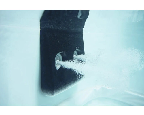 Trysky vírivky pod vodou v prevádzke.