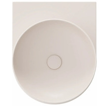 Pohľad zhora na okrúhle umývadlo na doske s obdĺžnikovým pôdorysom