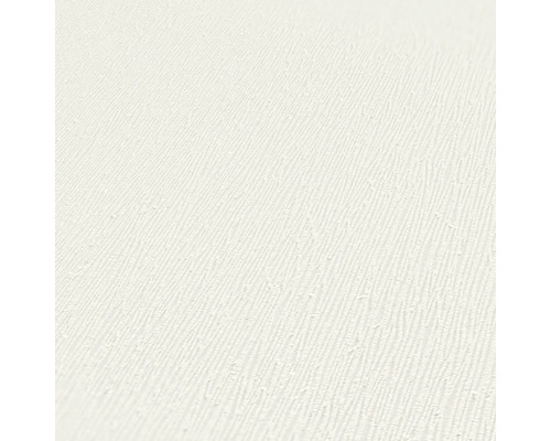 Detail bielej štruktúrovanej tapety do interiéru