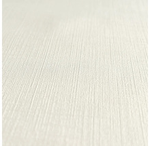 Detail svetlej štruktúrovanej tapety.