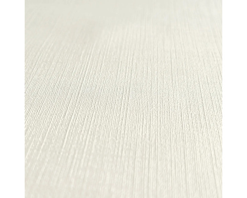 Detail svetlej štruktúrovanej tapety.