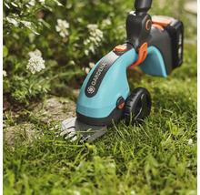Akumulátorové nožnice na trávu Gardena používané v záhrade.