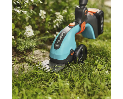 Akumulátorové nožnice na trávu Gardena používané v záhrade.