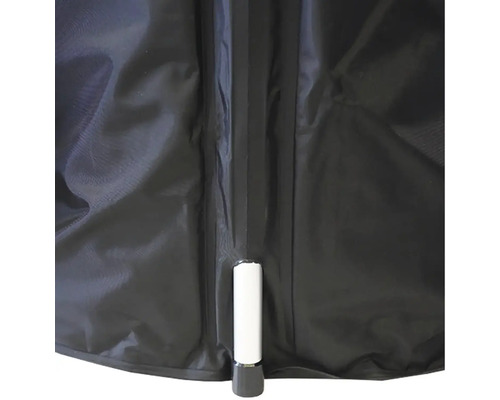 Detailný záber zipsu na čiernej plachte