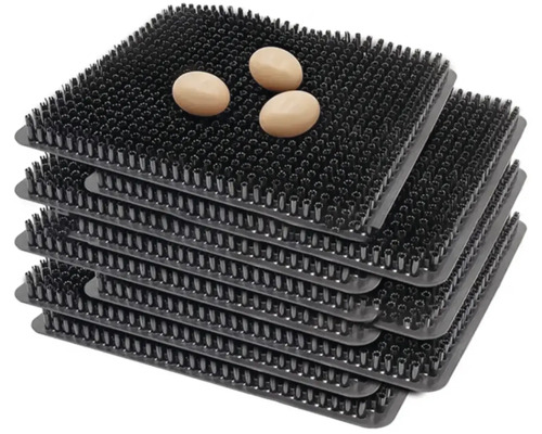 Stoh čiernych hniezd s vajcami