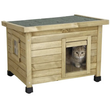 Drevený mačací dom s mačkou