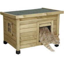 Mačka vstupuje do dreveného domu s oknom a mačacími dvierkami