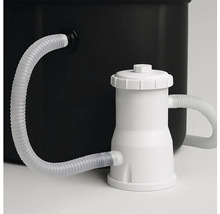 Biely jazierkový filter s hadicou a čiernou jazierkovou nádobou