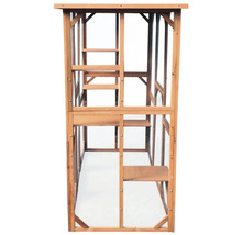 Drevená vonkajšia voliéra pre mačky s niekoľkými úrovňami a pletivom