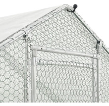 Detailný pohľad na kurín s drôteným pletivom a kovovým rámom.