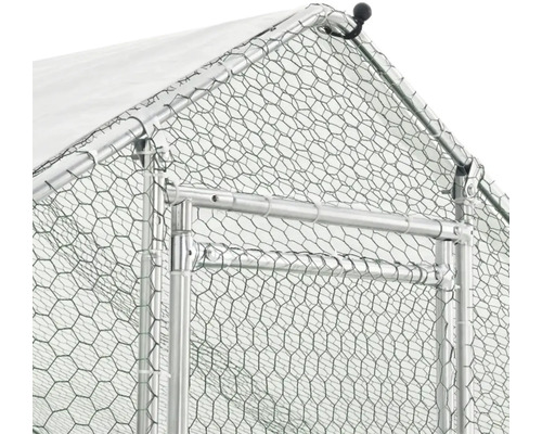 Detailný pohľad na kurín s drôteným pletivom a kovovým rámom.