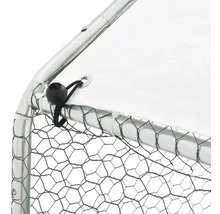 Detailný pohľad na malý výbeh pre zvieratá s drôteným pletivom a krytom