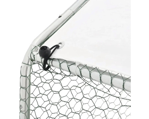 Detailný pohľad na malý výbeh pre zvieratá s drôteným pletivom a krytom