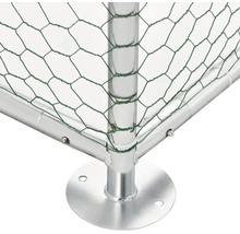 Detailný pohľad na kurín s kovovými stĺpikmi a drôteným pletivom