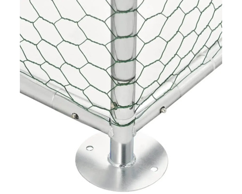 Detailný pohľad na kurín s kovovými stĺpikmi a drôteným pletivom