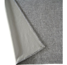 Sivá fleecová deka s tkaným povrchom